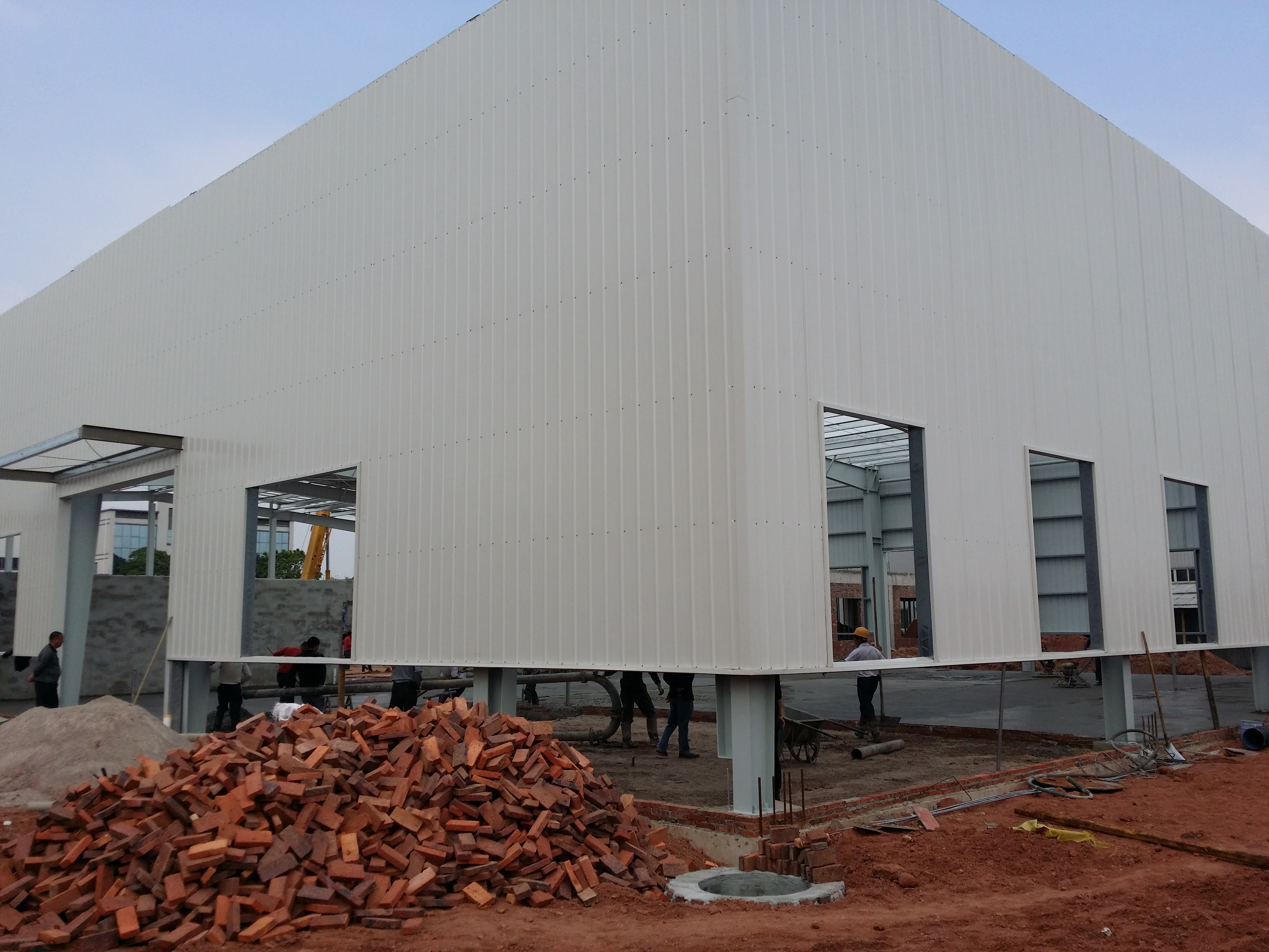 菲亞特4S店建造鋼結構廠房工程實例及關鍵建材解析